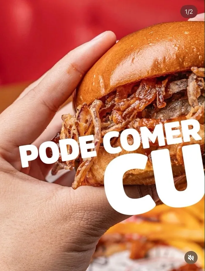 Capa de carrossel de campanha criada pela AND: mão segurando um hambúrguer com cebola crispy