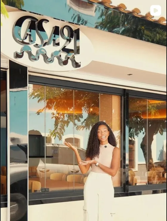 Capa do Reel da Casa 21: apresentadora em frente à fachada do restaurante